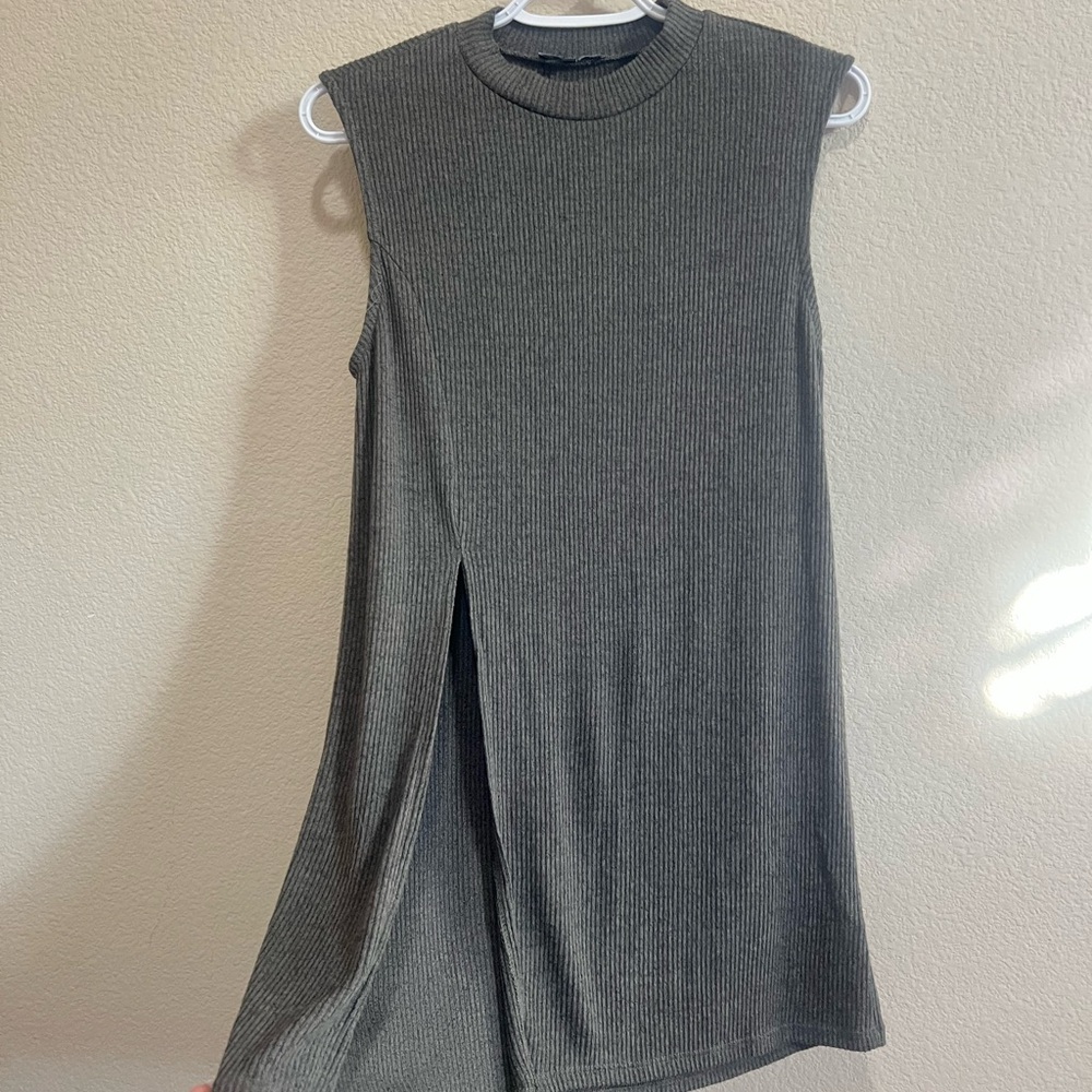 Sleeveless Ribbed Split Shirt - Picture 3 of 4